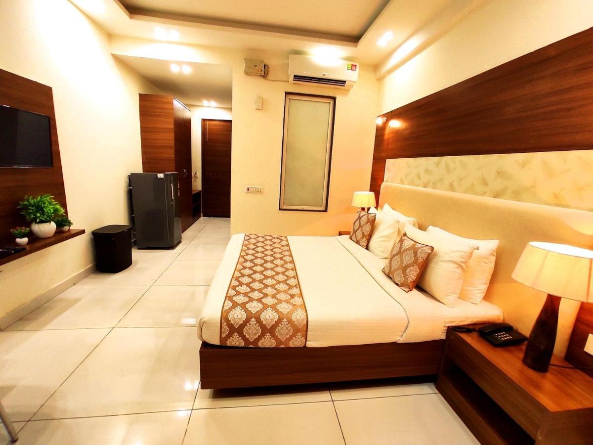 Hotel When In Gurgaon - Opposite To Artemis Hospital Bagian luar foto